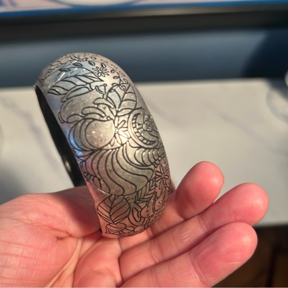 Disney Alice In Wonderland Cheshire Bangle - Picture 7 of 11